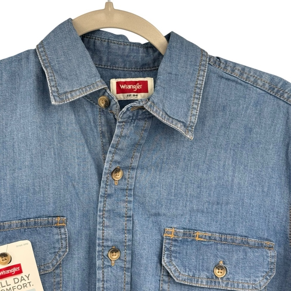 Wrangler Men's size Small Long Sleeve Epic
Soft Relaxed Fit Denim Shirt NWT